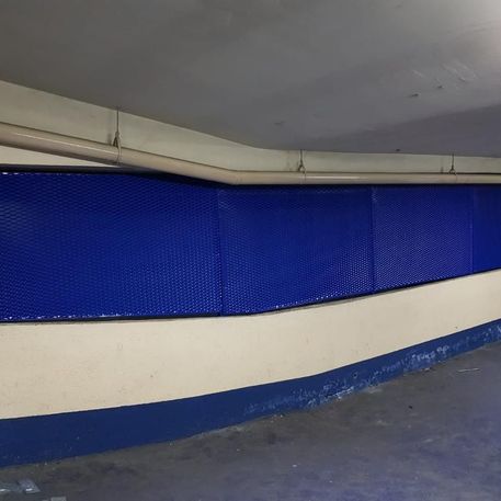 Automatismos Y Servicios Córdoba pared azul blanca de garage
